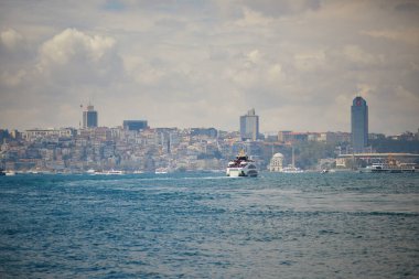 İstanbul, Türkiye 'de yolcu feribotu İstanbul Boğazı' ndan geçiyor