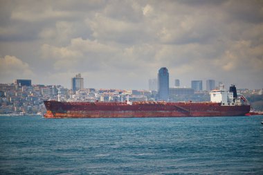 İstanbul, Türkiye 'de boğazdan kuru kargo yelkenleri geçiyor