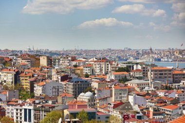 İstanbul 'un Asya yakasındaki Uskudar ilçesinin manzarası, Türkiye' de Mavi Cami ve Ayasofya Boğazı üzerinde ufukta