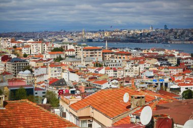 İstanbul 'un Asya yakasındaki Uskudar ilçesinin manzarası, Türkiye' de Mavi Cami ve Ayasofya Boğazı üzerinde ufukta