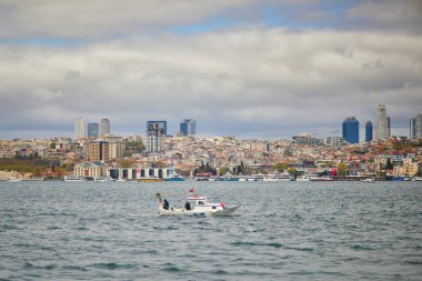 İstanbul, Türkiye 'de yolcu feribotu İstanbul Boğazı' ndan geçiyor