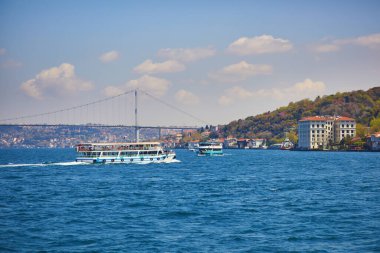 İstanbul, Türkiye 'de yolcu feribotu İstanbul Boğazı' ndan geçiyor