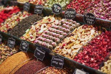 Eminonu ilçesi, İstanbul 'un Avrupa yakası Eminonu pazarında lezzetli kuru meyve ve bitkisel çay