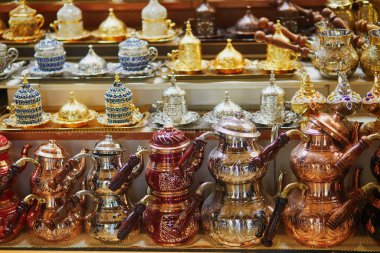Türkiye 'nin İstanbul kentindeki en büyük pazarlardan biri olan Mısır Çarşısı veya Baharat Çarşısı' ndaki güzel çay ve kahve setleri. Pazar baharat, şeker, mücevher, kurutulmuş meyve ve fındık satıyor.