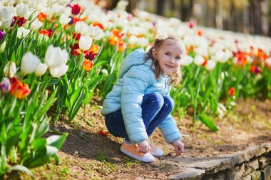 İlkbahar günü Gülhane Parkı 'nda eğlenen sevimli anaokulu kızı, İstanbul Eminonu' da tarihi bir şehir parkı.