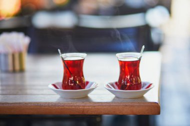 İstanbul, Türkiye 'deki kafe veya restoranda lale şeklinde bardaklarda geleneksel Türk çayı servis ediliyor