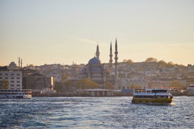 İstanbul, Türkiye 'de yolcu feribotu İstanbul Boğazı' ndan geçiyor