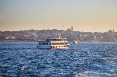 İstanbul, Türkiye 'de yolcu feribotu İstanbul Boğazı' ndan geçiyor