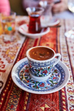 Türkiye 'nin İstanbul kentindeki kafe veya restoranda geleneksel Türk kahvesi renkli fincanda servis ediliyor