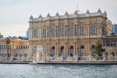 İstanbul, Türkiye 'de Dolmabahçe sarayının İstanbul Boğazı' nda yer aldığı manzara