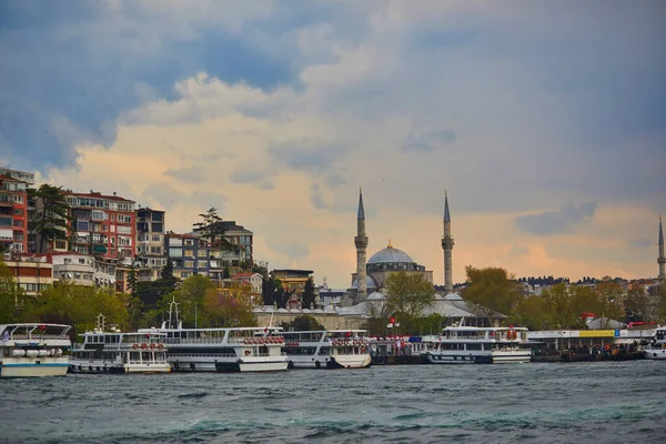 Vistas Panorámicas Ciudad Través Del Estrecho Del Bósforo Estambul Turquía — Foto de Stock