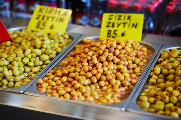 Marinierte Oliven Auf Dem Straßenmarkt Uskudar Asiatische Seite Von Istanbul — Stockfoto
