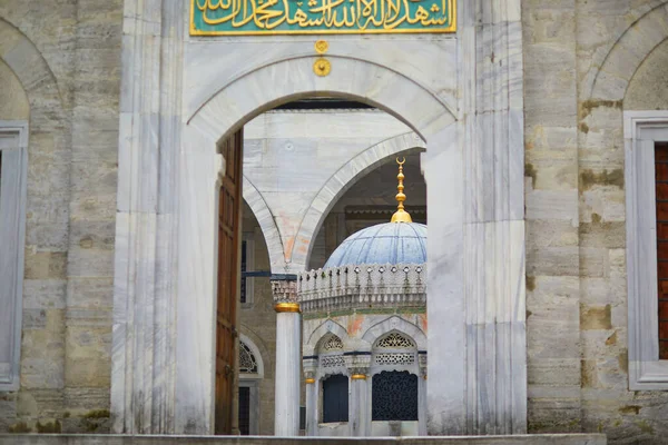 Hermosos Detalles Arquitectónicos Mezquita Yeni Valide Distrito Uskudar Lado Asiático —  Fotos de Stock