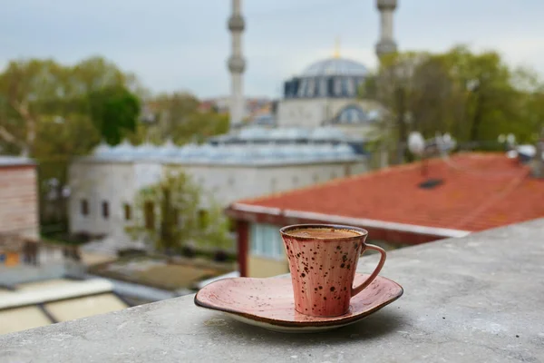 Κύπελλο Του Φρέσκου Μαύρου Τουρκικού Καφέ Θέα Yeni Valide Τζαμί — Φωτογραφία Αρχείου