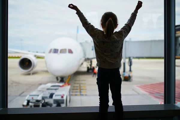 飛行機の窓から見て 国際空港の未就学児の少女のシルエット 子供と一緒に旅行するコンセプト — ストック写真