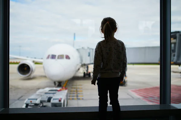 Uluslararası Havaalanında Pencereden Uçaklara Bakan Anaokulu Öğrencisi Bir Kızın Silueti — Stok fotoğraf