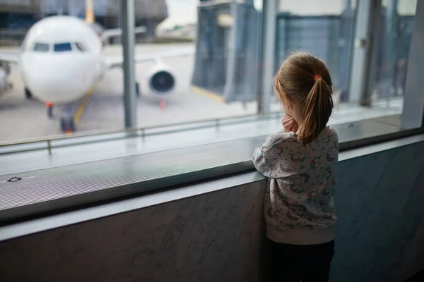 Uluslararası Havaalanındaki Anaokulu Öğrencisi Kız Pencereden Uçaklara Bakıyor Çocuk Konseptiyle — Stok fotoğraf
