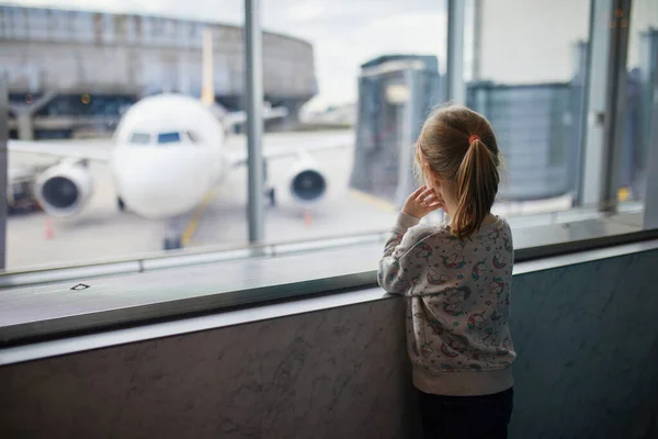 Uluslararası Havaalanındaki Anaokulu Öğrencisi Kız Pencereden Uçaklara Bakıyor Çocuk Konseptiyle — Stok fotoğraf