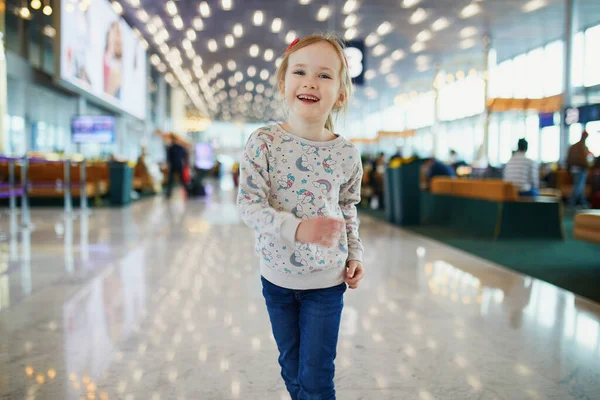 Rozkošná Školačka Baví Mezinárodním Letišti Koncept Cestování Dětmi — Stock fotografie