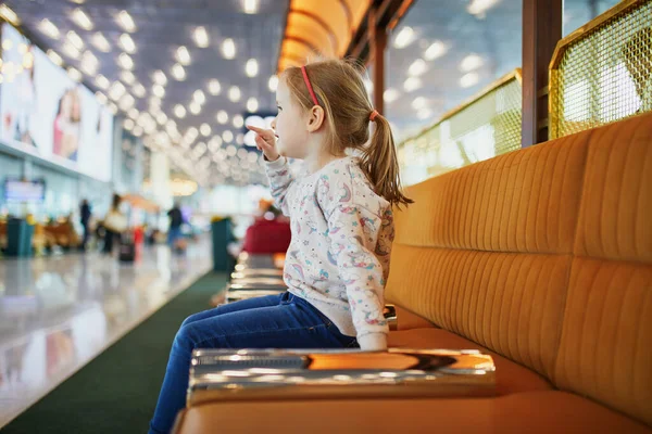 Αξιολάτρευτο Κορίτσι Του Νηπιαγωγείου Που Διασκεδάζει Στο Διεθνές Αεροδρόμιο Ταξίδι — Φωτογραφία Αρχείου