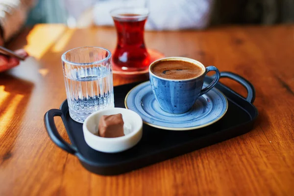 在土耳其伊斯坦布尔的咖啡馆或餐馆 传统的土耳其咖啡和茶与一杯水和巧克力甜食搭配在一起 — 图库照片