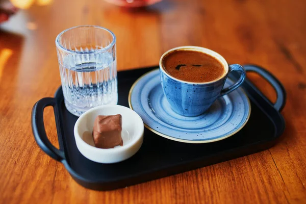 在土耳其伊斯坦布尔的咖啡店或餐馆里 传统的土耳其咖啡配上一杯水和巧克力甜 — 图库照片