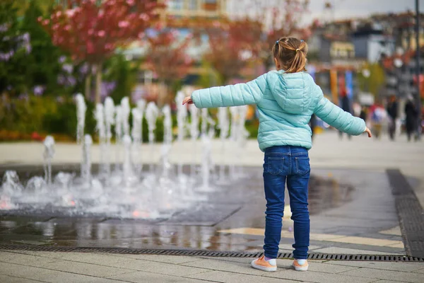 トルコのイスタンブールのアジア側にあるウスクダール地区の都市噴水の近くで楽しい時間を過ごしている愛らしい未就学児 — ストック写真