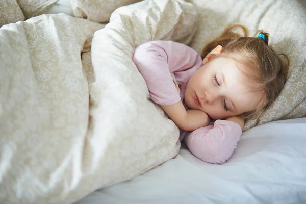 Bedårande Förskoleflicka Som Sover Dag Ett Litet Barn Sover Sängen — Stockfoto