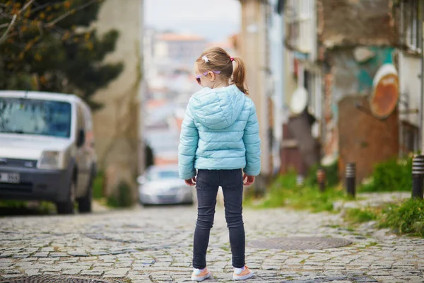 Αξιολάτρευτο Κορίτσι Προσχολικής Ηλικίας Που Περπατάει Στην Περιοχή Uskudar Στην — Φωτογραφία Αρχείου