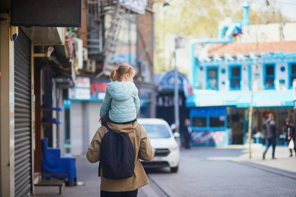 男人在街上走的时候 把学龄前姑娘抱在肩上 父亲和女儿在土耳其伊斯坦布尔亚洲一侧的Uskudar区散步 带孩子旅行的概念 — 图库照片