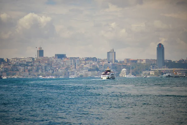 Ferry Boat Passageiros Atravessa Estreito Bósforo Istambul Turquia — Fotografia de Stock