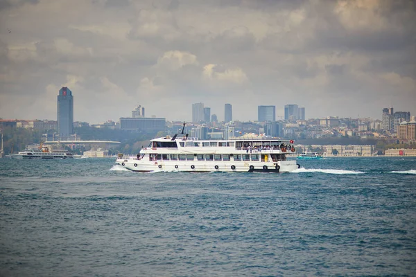 Pasajeros Navegan Través Del Estrecho Del Bósforo Estambul Turquía —  Fotos de Stock