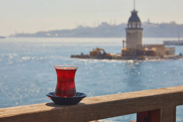 位于土耳其伊斯坦布尔亚洲一侧的乌斯库达区的梅登塔 土耳其玻璃杯 用郁金香盛满了热红茶 — 图库照片