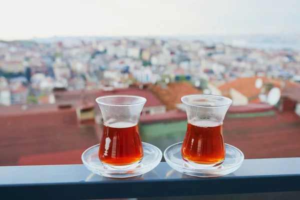 Δύο Τουρκικά Ποτήρια Μορφή Τουλίπας Γεμάτη Ζεστό Μαύρο Τσάι Θέα — Φωτογραφία Αρχείου