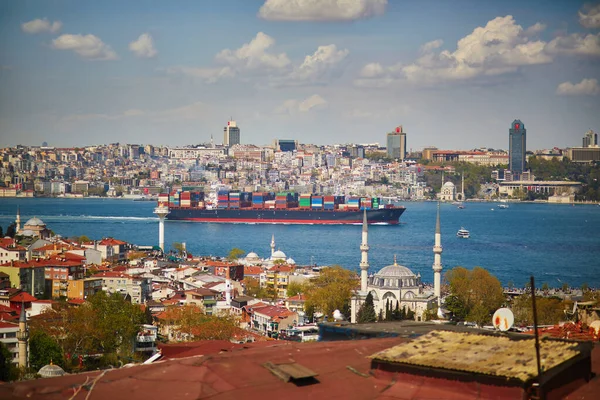 Torr Last Seglar Över Bosporen Sund Istanbul Turkiet — Stockfoto