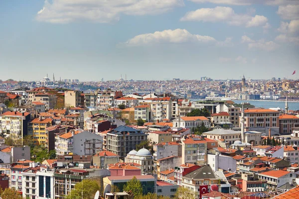 土耳其伊斯坦布尔亚洲一侧Uskudar区的风景景观 在Bosphorus海峡的地平线上 蓝色清真寺和Hagia Sophia矗立在那里 — 图库照片