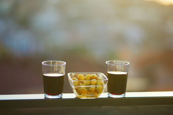 Deux Verres Vin Rouge Olives Marinées Vertes Avec Vue Sur — Photo