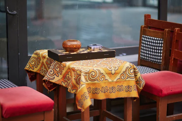 Taulukko Tyypillinen Turkkilainen Kahvila Alhainen Pöytä Pienet Tuolit Uskudar Alueella — kuvapankkivalokuva