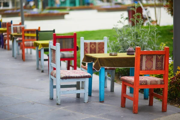 Stanbul Asya Yakasında Uskudar Ilçesinde Masa Küçük Sandalyeli Tipik Bir — Stok fotoğraf