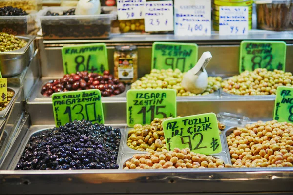 Marinované Olivy Pouličním Trhu Okrese Uskudar Asijská Strana Istanbulu Turecko — Stock fotografie