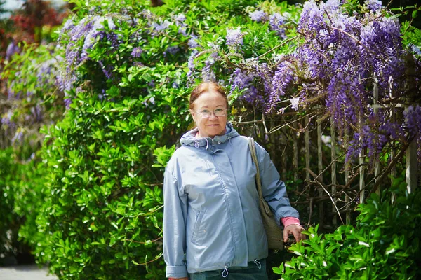 Senior Woman Purple Wisteria Blooming Uskudar District Asian Side Istanbul — Stock Photo, Image
