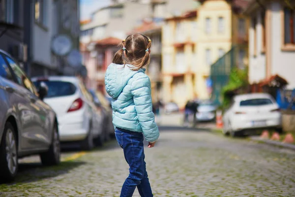 Αξιολάτρευτο Κορίτσι Προσχολικής Ηλικίας Που Περπατάει Στο Kuzguncuk Μια Γειτονιά — Φωτογραφία Αρχείου