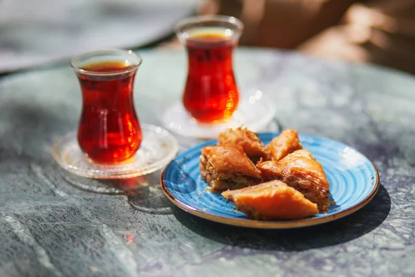 Traditionellt Turkiskt Som Serveras Tulpanformade Glas Med Baklavamöten Café Eller — Stockfoto