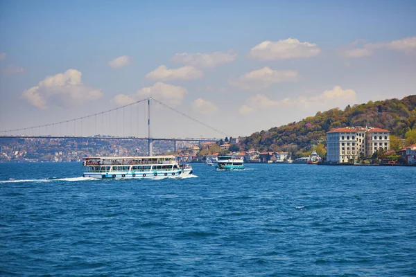 Pasajeros Navegan Través Del Estrecho Del Bósforo Estambul Turquía — Foto de Stock