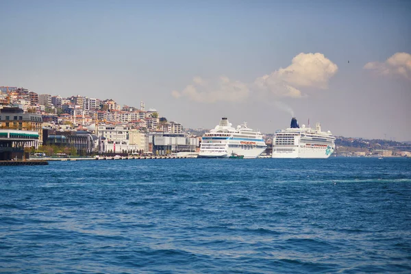 Gran Crucero Pasajeros Estrecho Del Bósforo Estambul Turquía —  Fotos de Stock