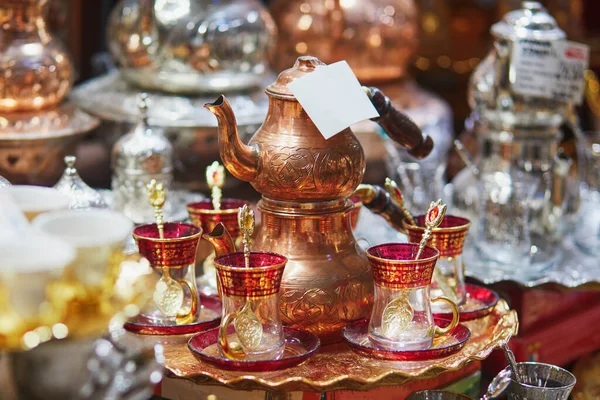 イスタンブール最大のバザールの一つであるエジプトのバザールやスパイスバザールを舞台にした美しいお茶 市場はスパイス お菓子 ジュエリー ドライフルーツやナッツを販売しています — ストック写真