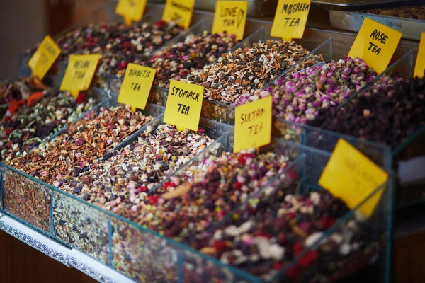 土耳其伊斯坦布尔欧洲一侧Eminonu区Egyprian集市上的美味干果和草药茶 — 图库照片