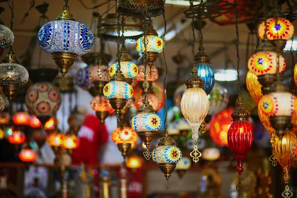 在土耳其伊斯坦布尔最大的集市之一的埃及集市或香料集市上选择彩色土耳其灯 市场出售香料 干果和坚果 — 图库照片