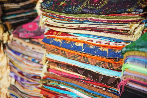 Varias Alfombras Telas Colores Mercado Tradicional Turco Estambul Turquía —  Fotos de Stock