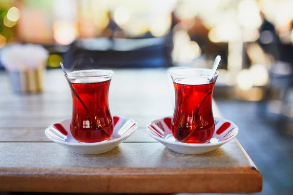 トルコのイスタンブールのカフェやレストランでチューリップ状のガラスで提供される伝統的なトルコ茶 — ストック写真